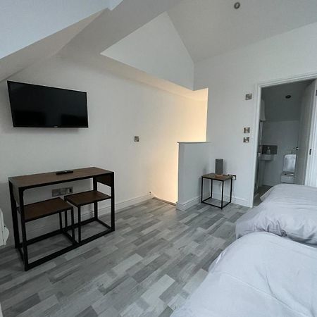 10Min To City - Free Parking - Private Studio - Contractor Friendly Manchester Bagian luar foto