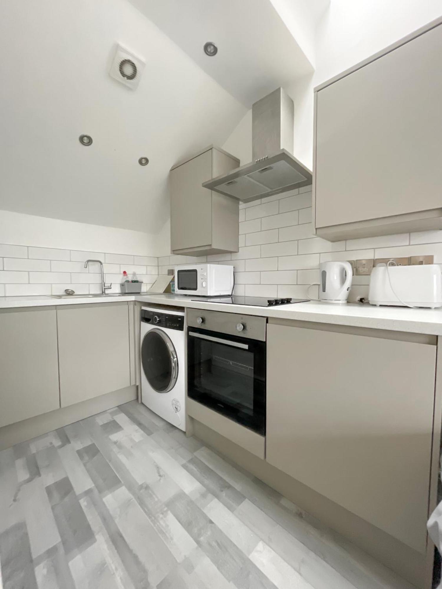 10Min To City - Free Parking - Private Studio - Contractor Friendly Manchester Bagian luar foto
